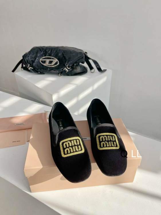 Picture of Miumiu Shoes _SKUMiuMiucoloursz35-40LL120118134